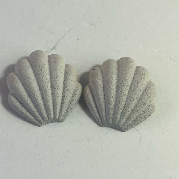 Vintage Seashell shaped Earrings Mermaid Core Summer Coastal Nautical - Picture 2 of 3